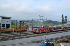 Am frühen Morgen des 1. August 2011 fährt der Glacier Express aus St. Moritz kommend ein